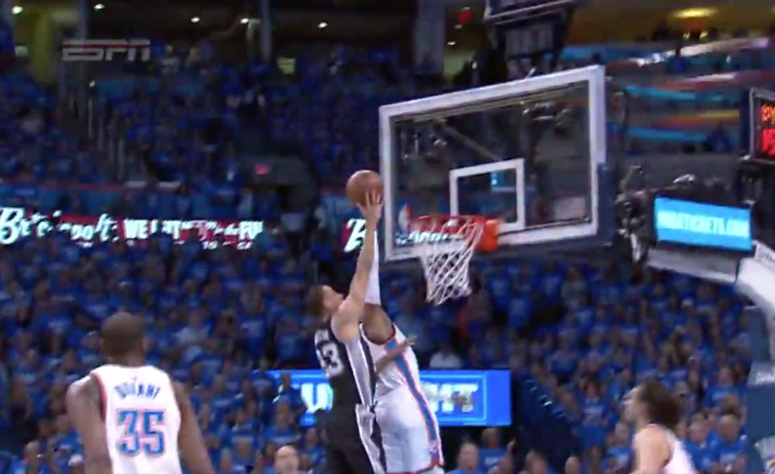 Randy Foye contre salement Kevin Martin