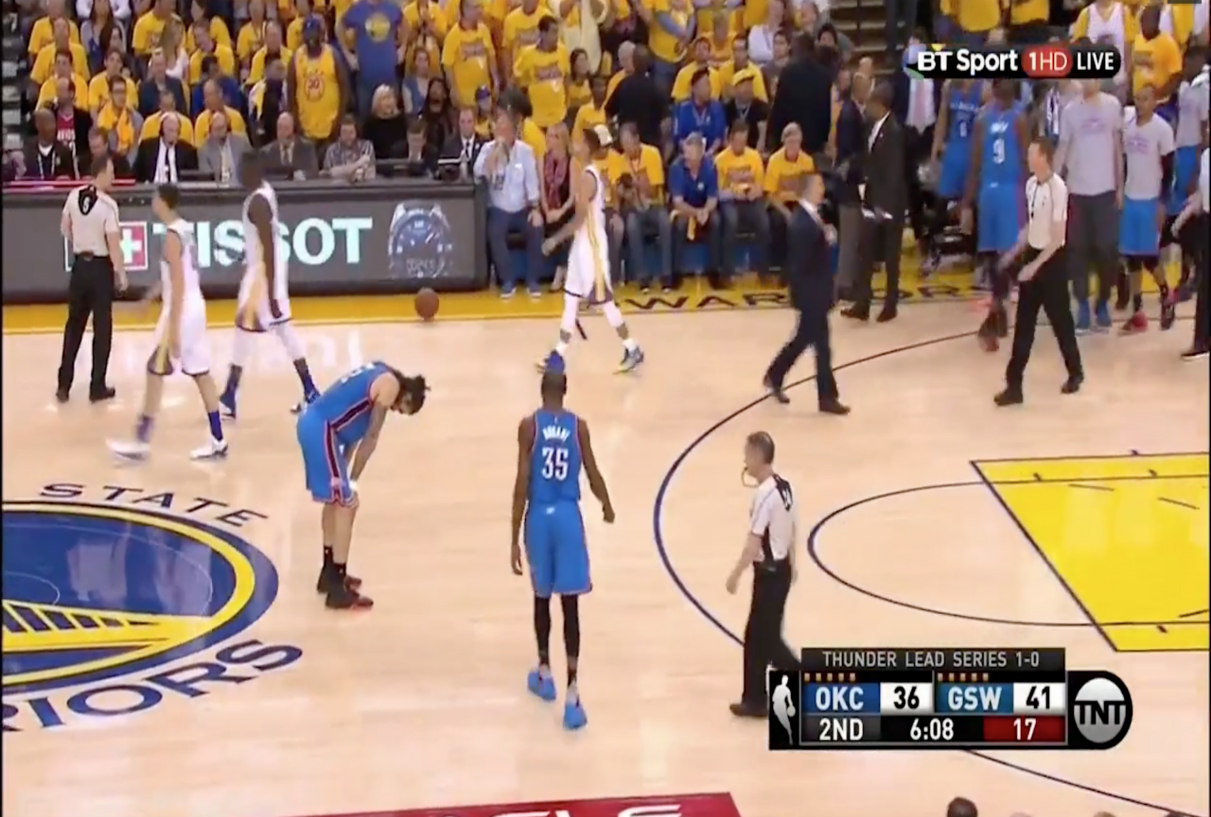 Draymond Green casse littéralement les cou**** de Steven Adams