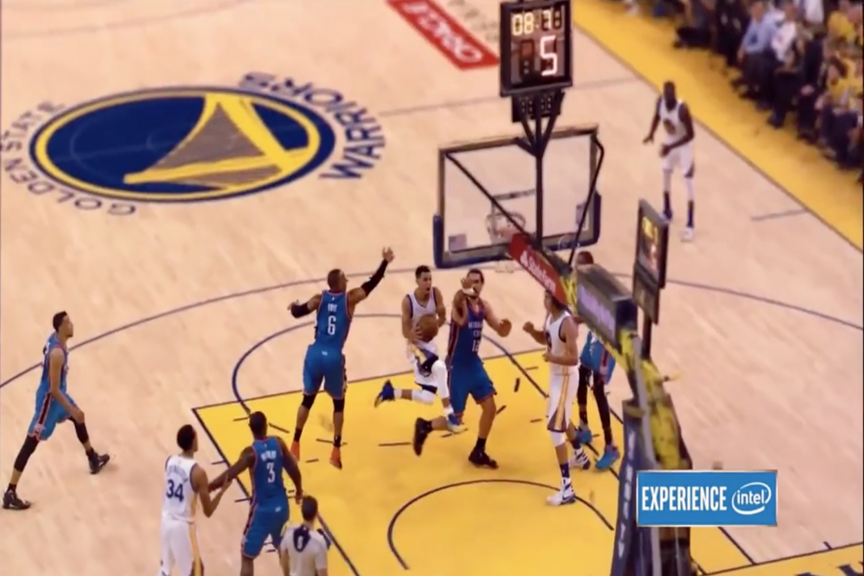 Revoyez le lay-up de Stephen Curry en 360 degrés