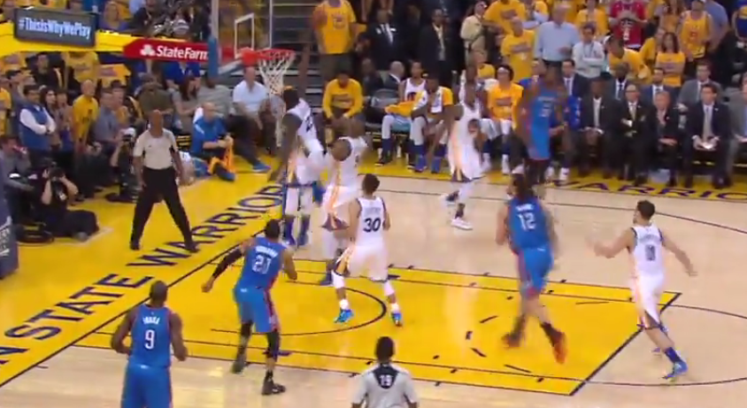 Draymond Green met un contre à Russell Westbrook et le défie du regard !