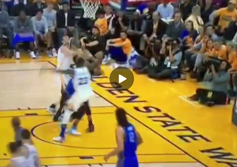 Draymond Green a encore donné deux coups de pied…