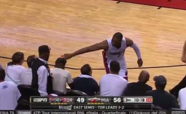 Quand Dwyane Wade chambre Victor Oladipo en plein match