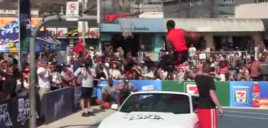 Dingue : Guy Dupuy claque un dunk au-dessus d’une voiture !