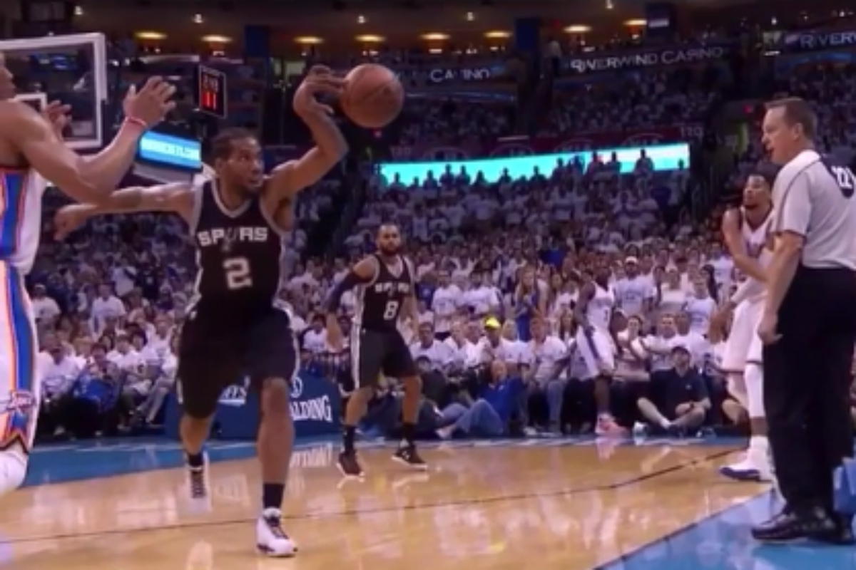 Robot : Kawhi Leonard sort le gogo gadget aux mains