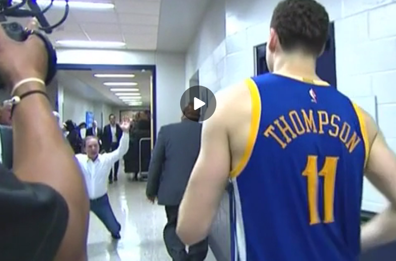 Le propriétaire des Warriors s’agenouille devant Klay Thompson !