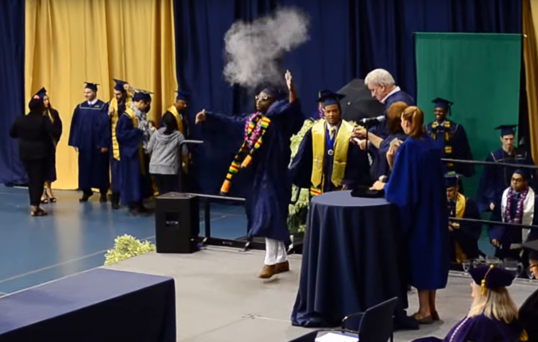 Un étudiant imite LeBron James à la remise des diplômes