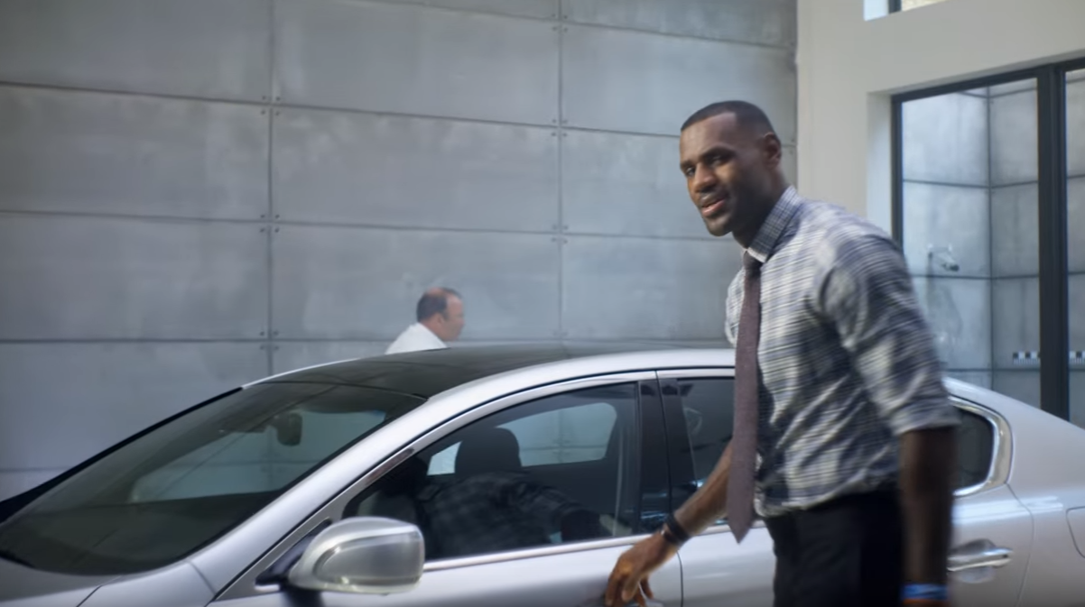 LeBron James répond à la polémique en conduisant une Kia
