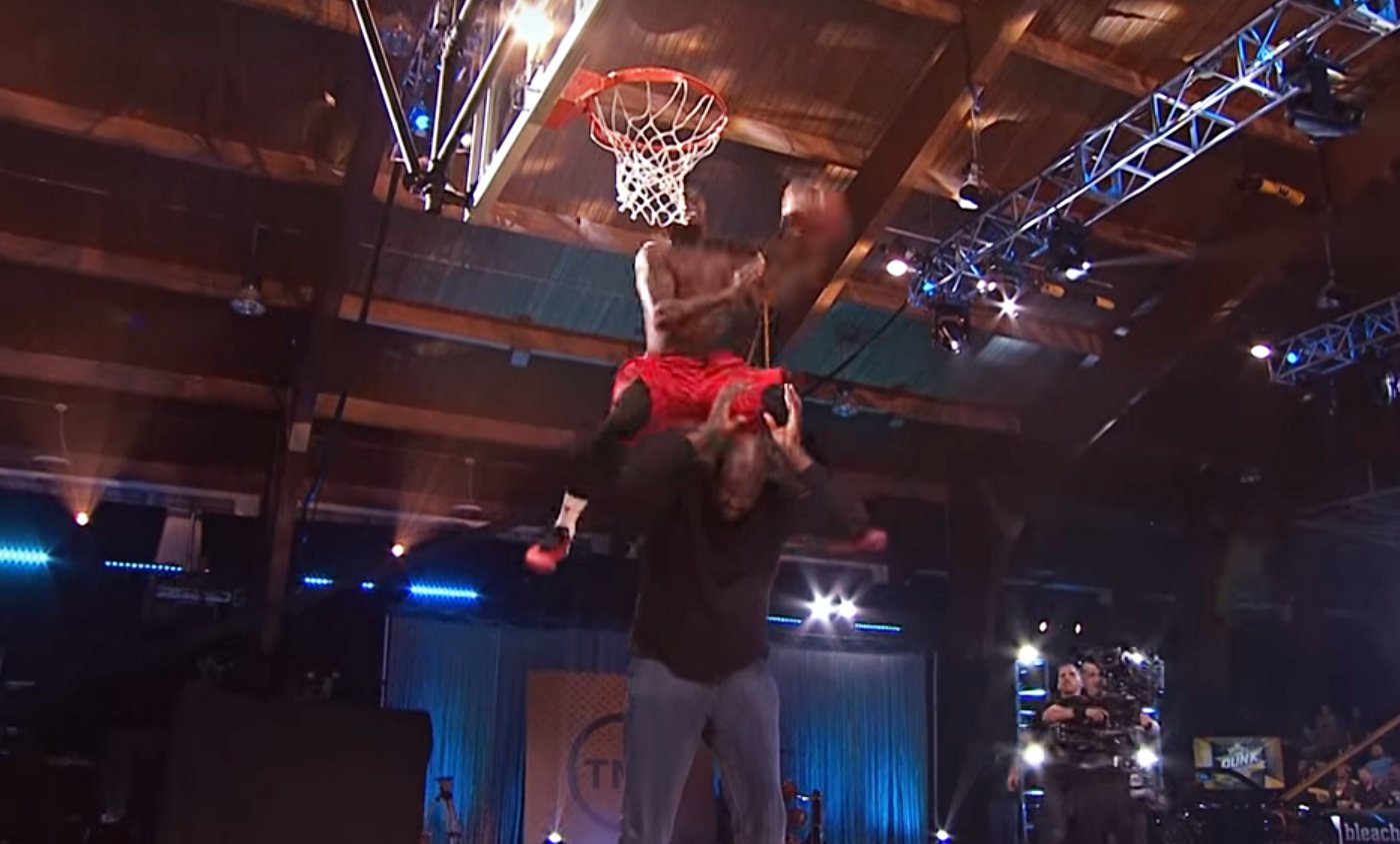 Porter Maberry (1,65 m) claque un énorme dunk au-dessus du Shaq !