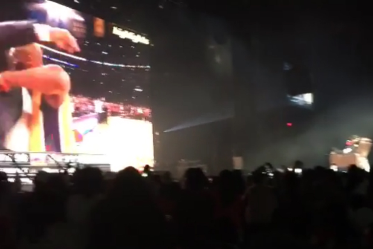 R. Kelly mate des highlights de Kobe Bryant sur scène