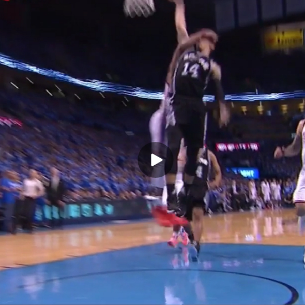 Russell Westbrook prend le front de Danny Green pour un panier