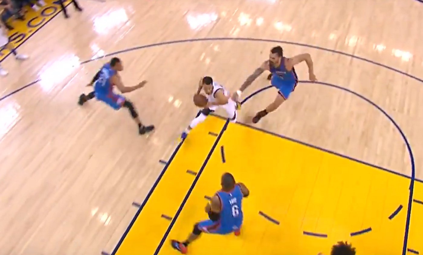 Stephen Curry dépose Steven Adams