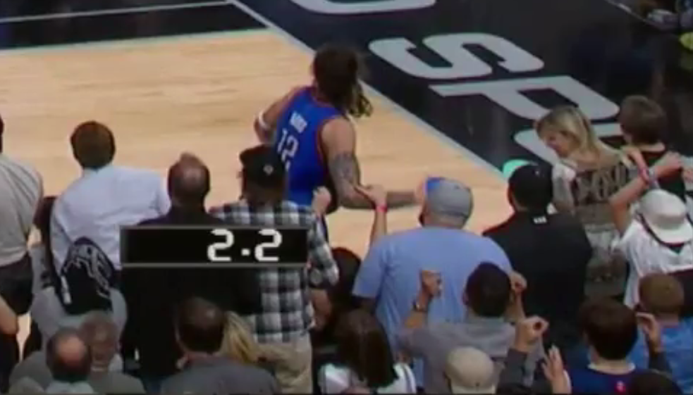WTF : Steven Adams retenu par un spectateur !