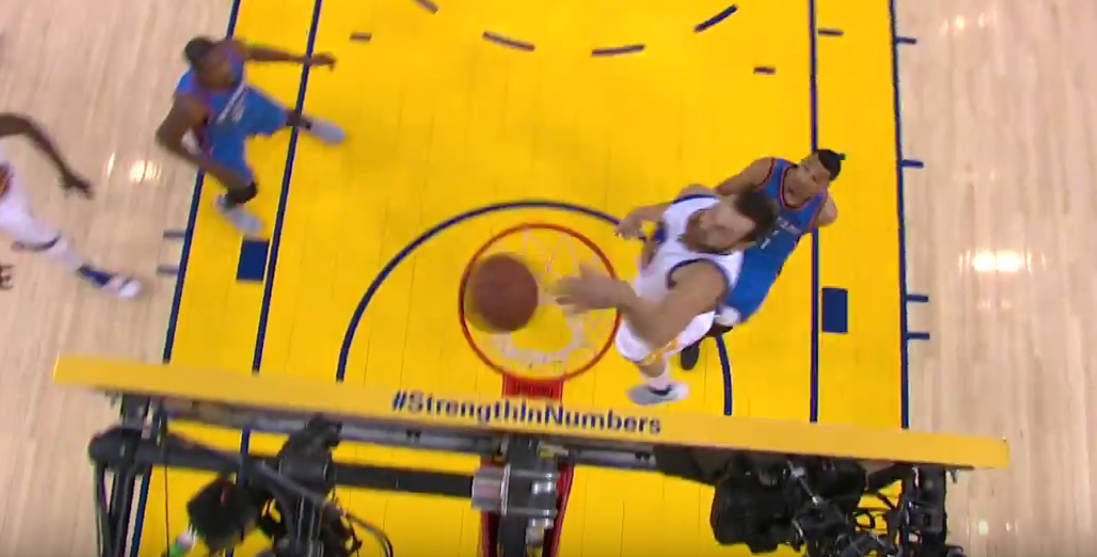 Top 5 : Andrew Bogut s’envole sur un caviar de Stephen Curry !