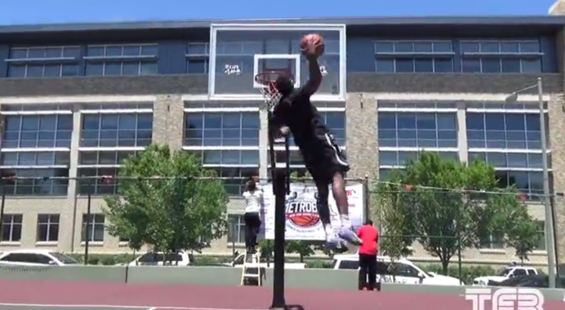 Démentiel : le jump de taré d’Antjuan Ball !