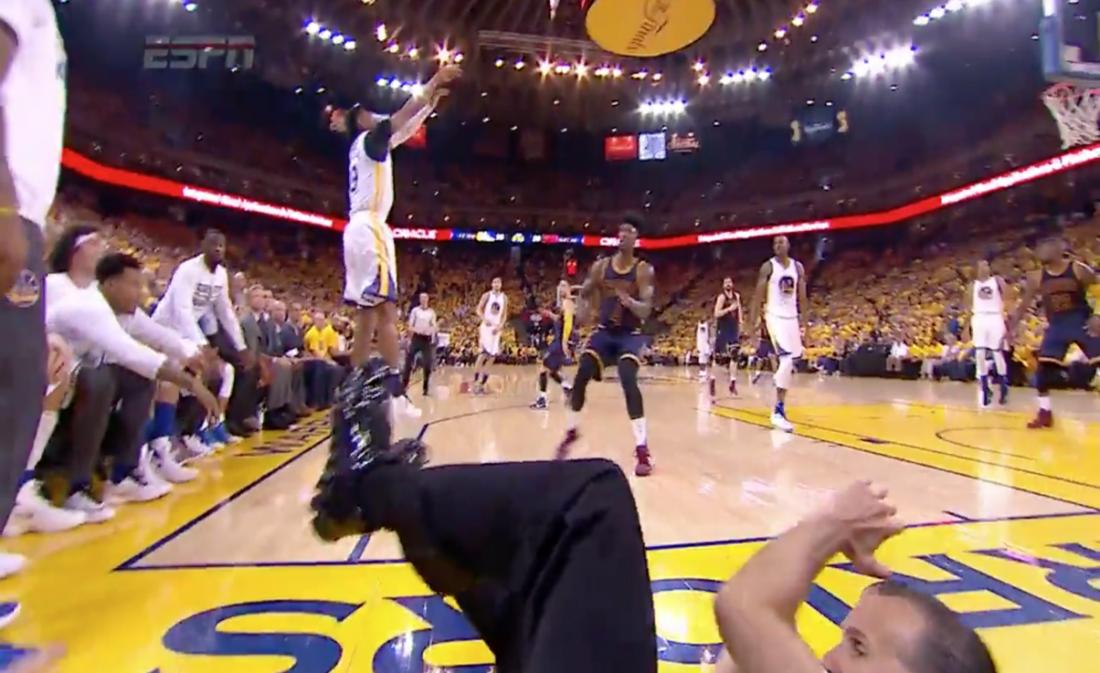 Un arbitre se fait tacler lors du Game 1