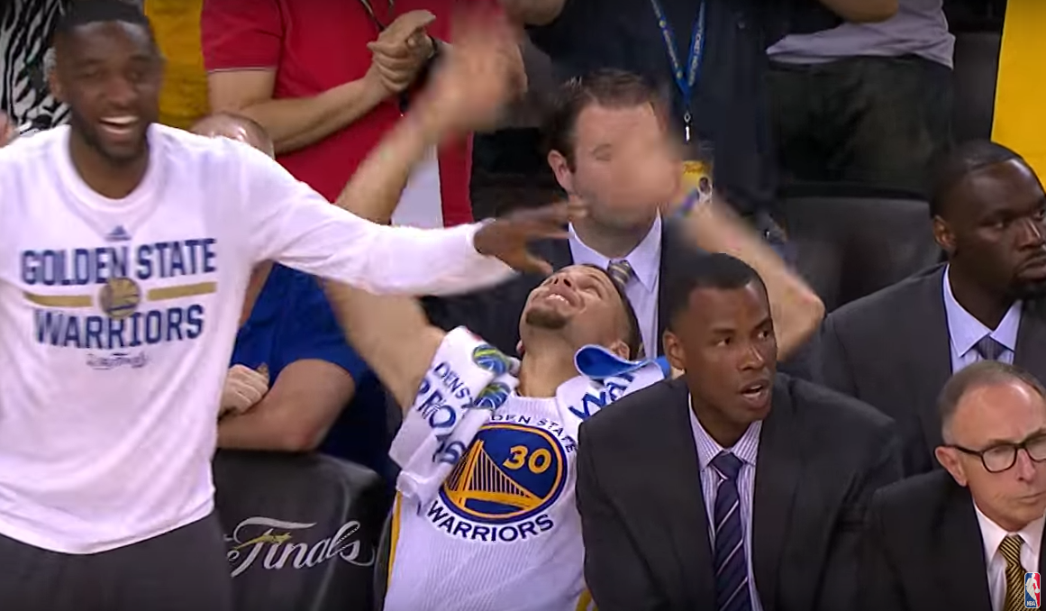 Cheerleading : Stephen Curry fait le pitre sur le banc