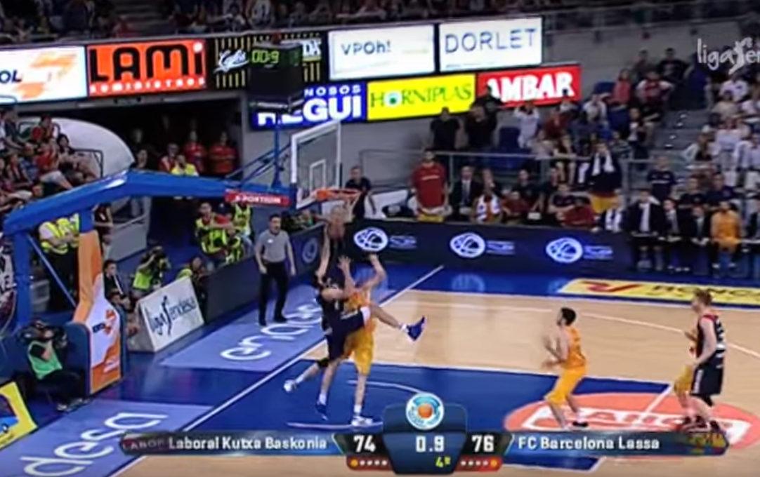 Ioannis Bourousis sort un shoot dingue pour sauver son équipe !