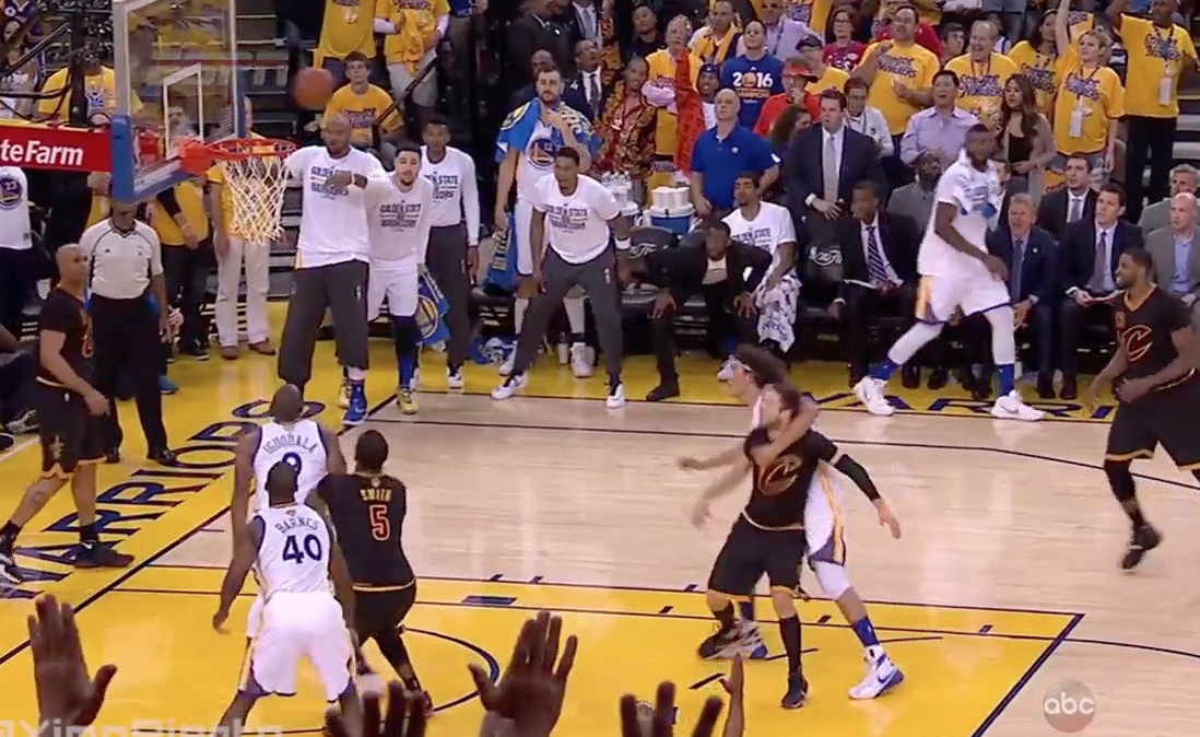 Anderson Varejao sort un flop magnifique !