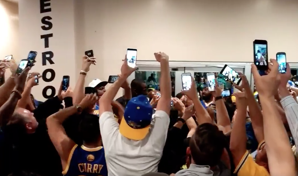Des fans scandent « MVP » à Draymond Green… qui sort des toilettes !