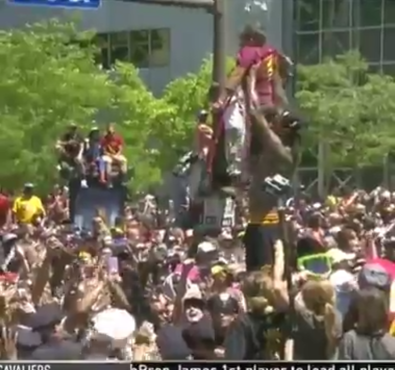 Le beau geste de JR Smith pour un handicapé pendant la parade