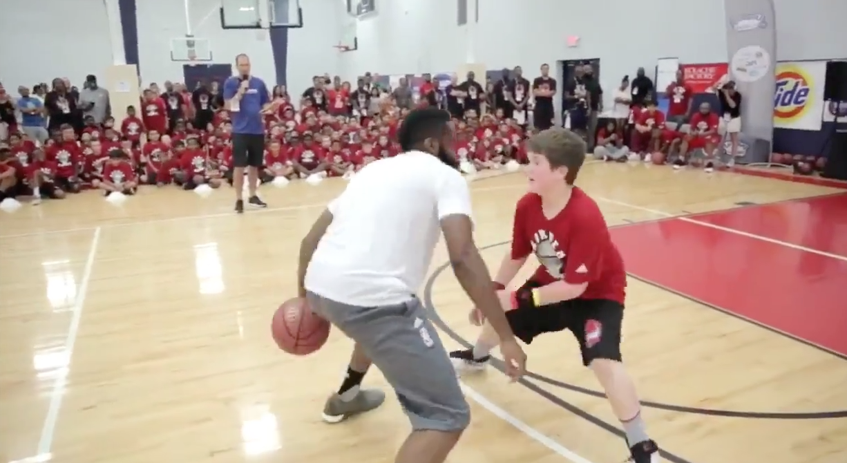 James Harden met la misère à un gamin de son camp de basket