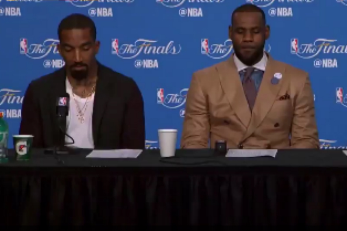 Ce moment gênant entre un journaliste et le trio LeBron-Irving-Smith…