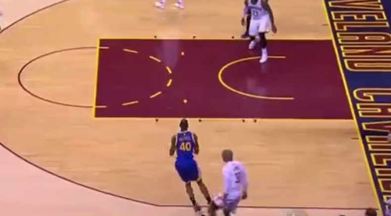 WTF : Dahntay Jones essaie de déconcentrer Harrison Barnes depuis le banc