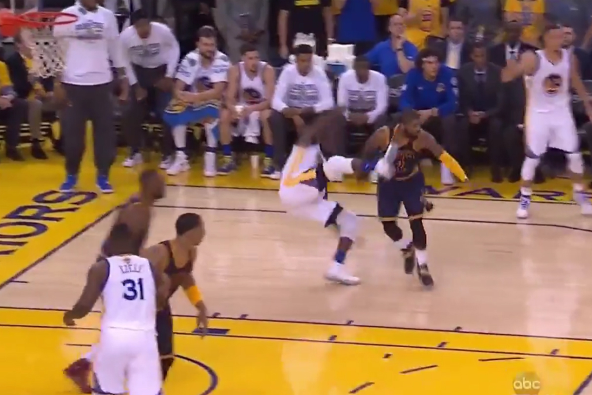 Draymond Green lâche encore un coup de pied dangereux…