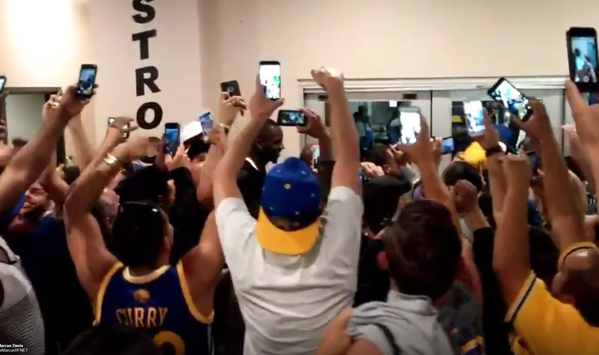 Draymond Green acclamé par des fans… aux toilettes