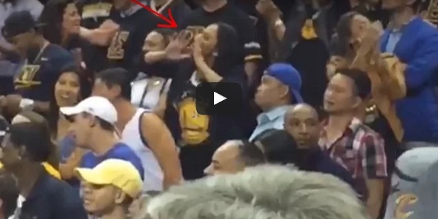 Chambrée par les fans des Cavs, la famille Curry envoie des bisous au public…