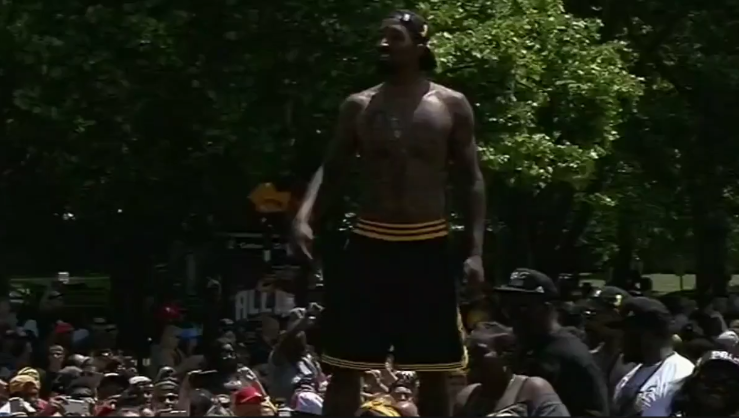 JR Smith n’a toujours pas remis son T-Shirt…