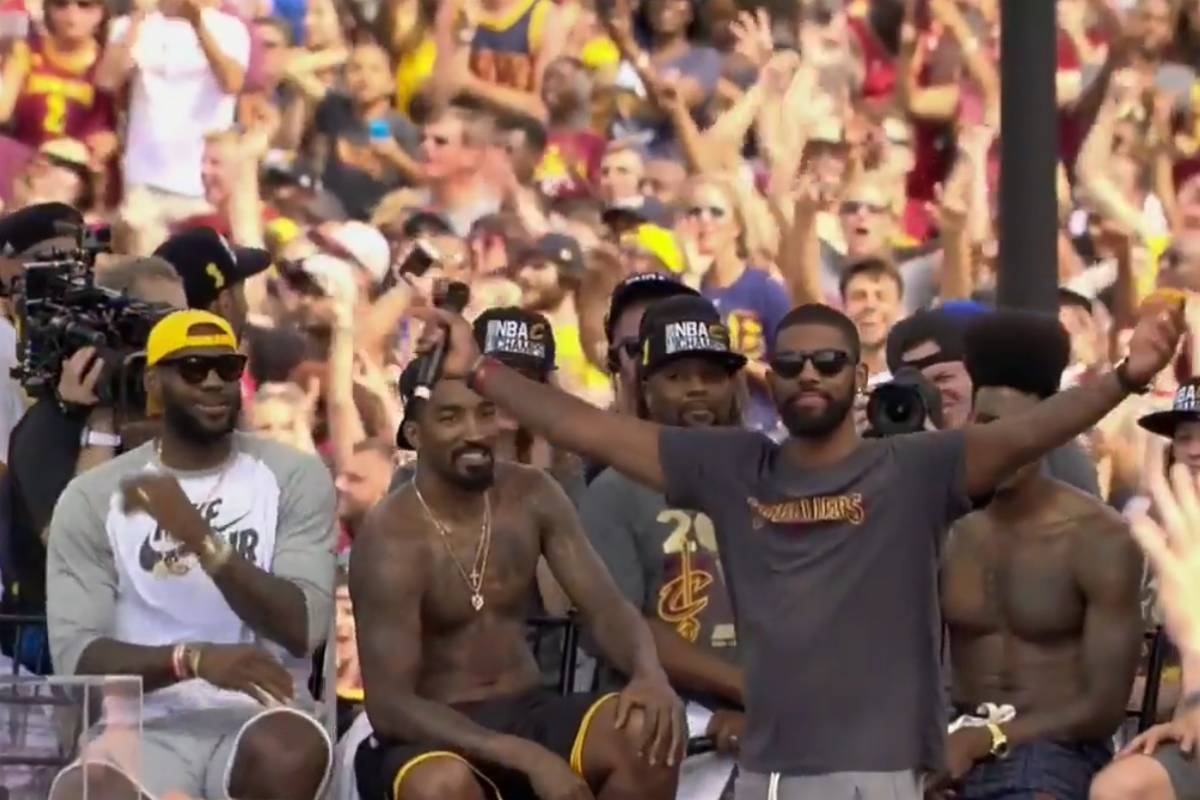 Kyrie Irving accueilli comme une rock star