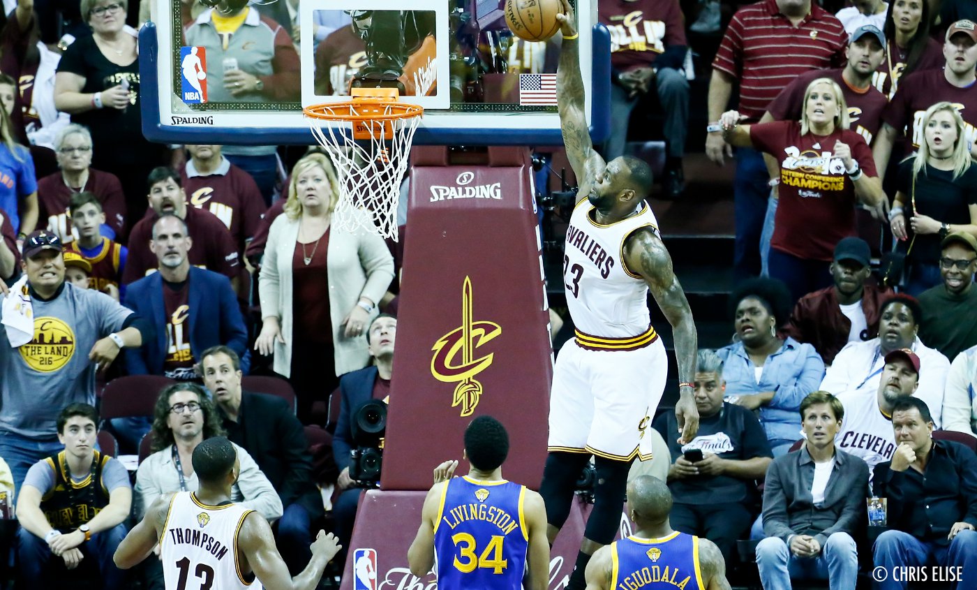 Le alley-oop fou de LeBron James commenté en 8 langues