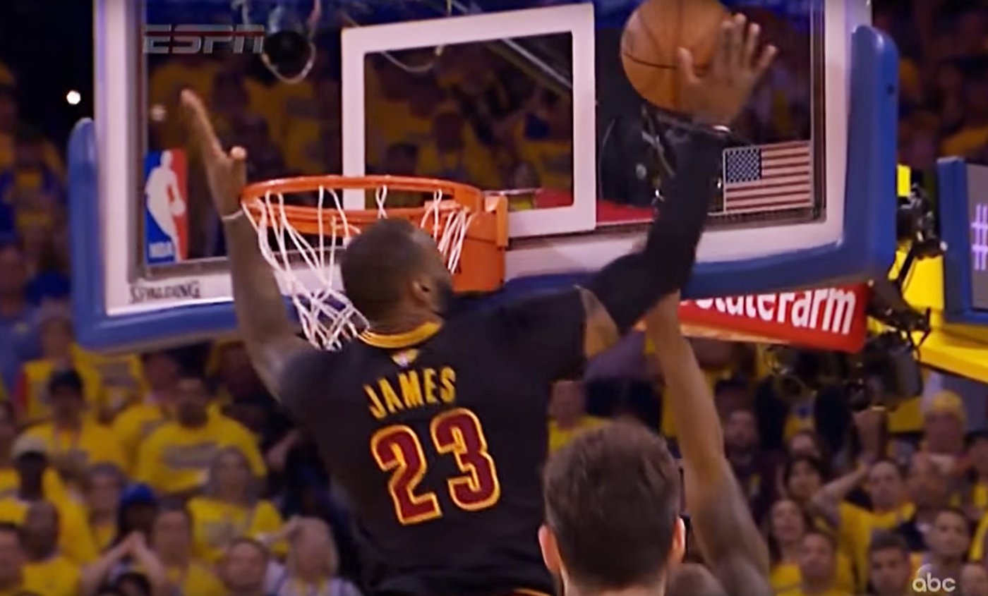 L’énorme contre de LeBron James sous tous les angles1400 x 845