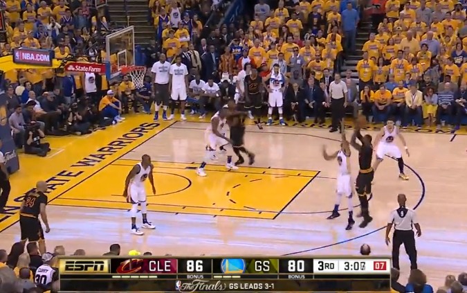 Insolent : LeBron James plante un énorme shoot sur la tronche de Livingston