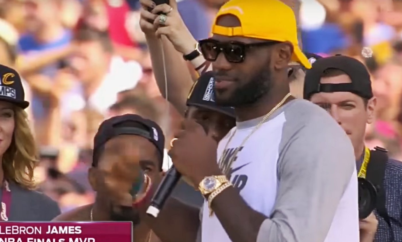 Cigare au bec, LeBron James acclamé en héros