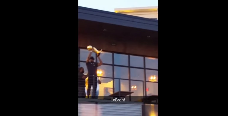 LeBron James ne quitte plus son trophée de champion NBA