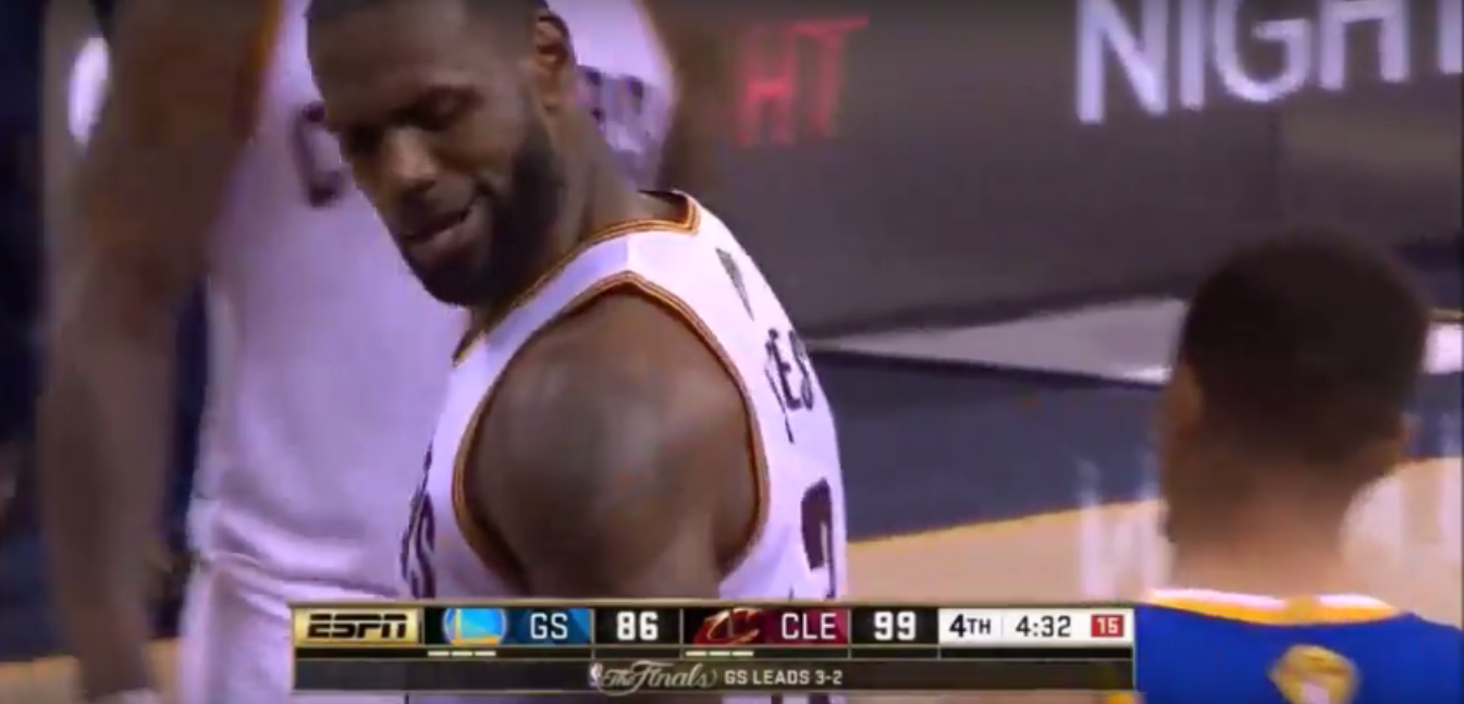 LeBron James contre Stephen Curry et le chauffe derrière !