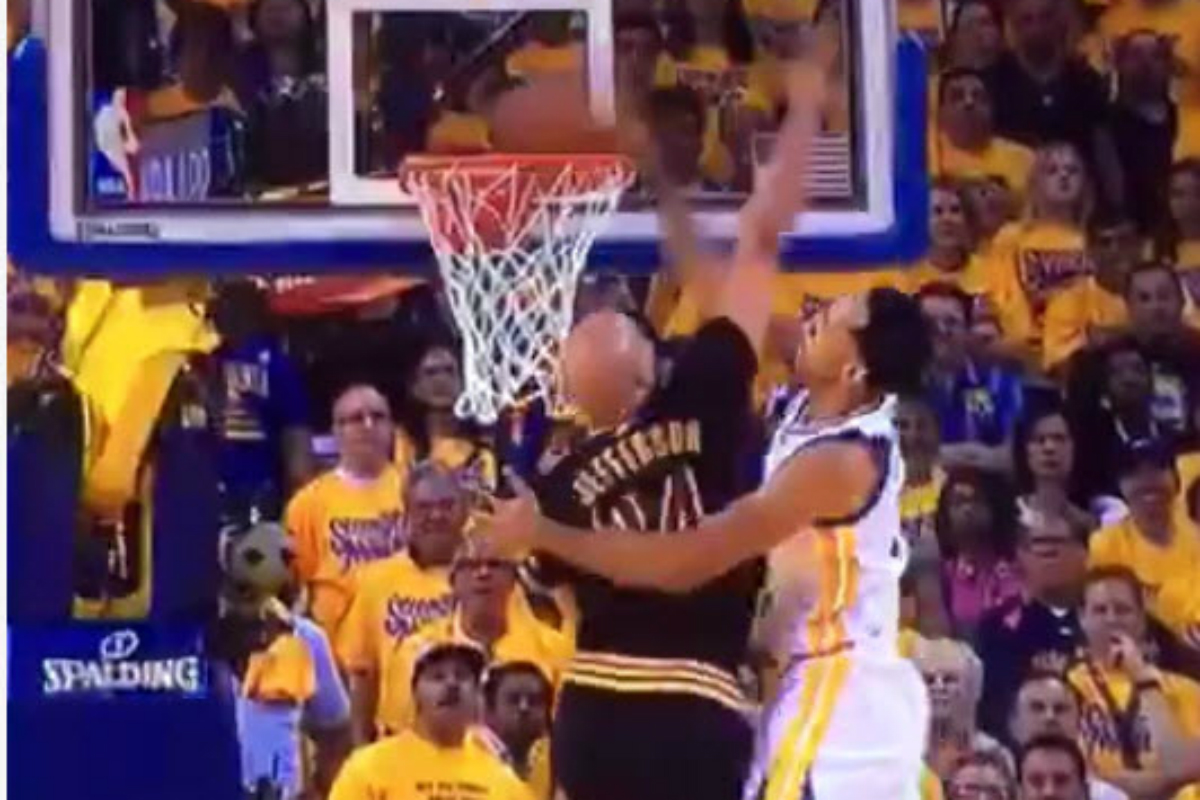 Shaun Livingston met Richard Jefferson sur un poster