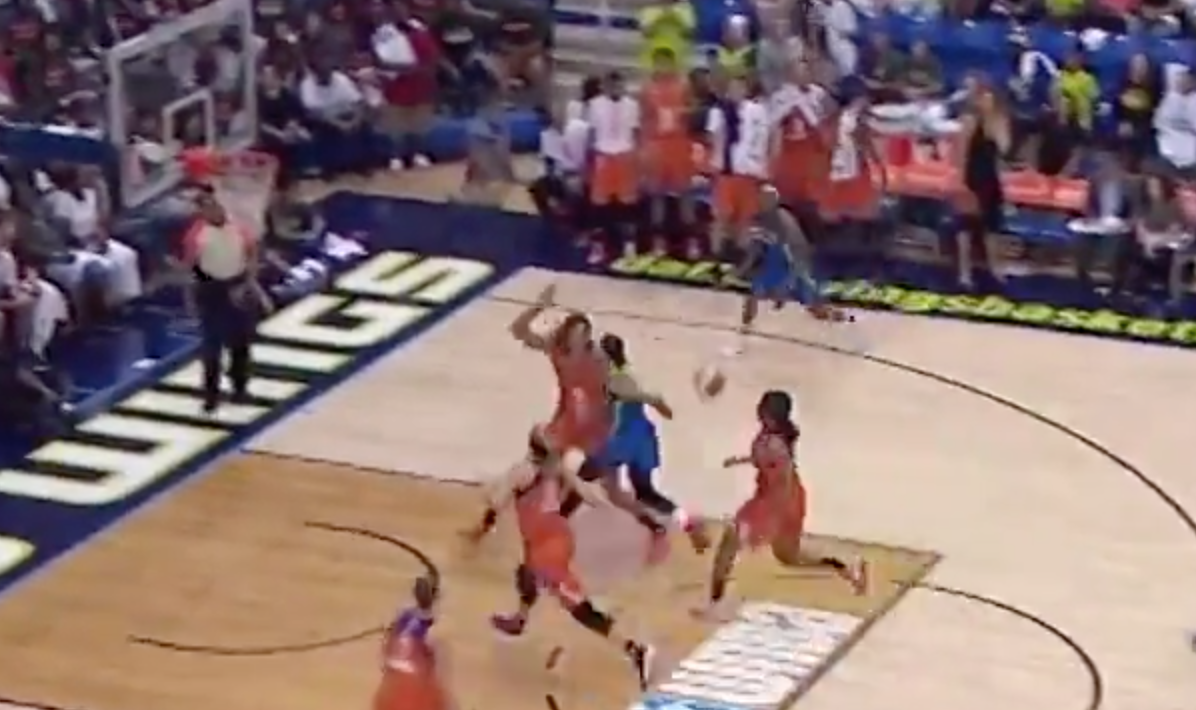 Une passe magnifique en WNBA cette nuit