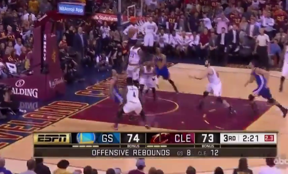 Stephen Curry se prend deux gros contres par LeBron James et Kyrie Irving !