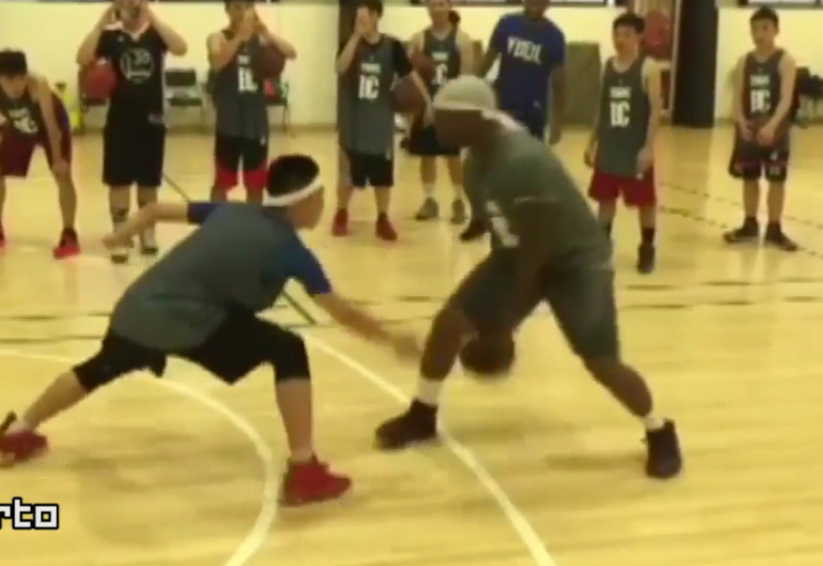 Le streetballer Bone Collector humilie un ado