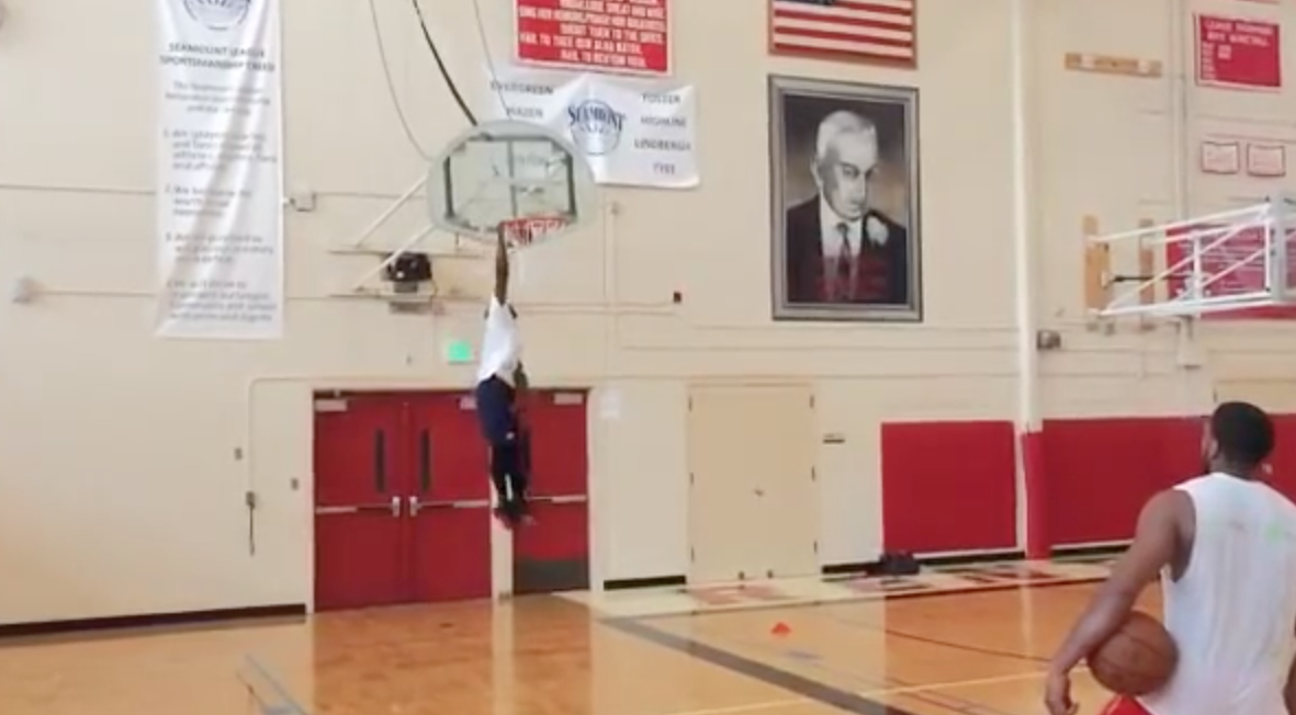 WTF : Nate Robinson cale un dunk sur un panneau à 3,65m !