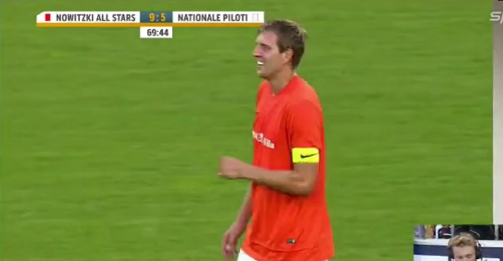 Dirk Nowitzki loupe un penalty en se moquant d’un footballeur