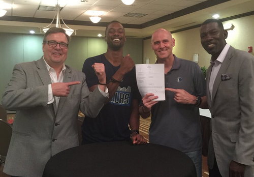 Blague : Les Mavs passent les menottes à Harrison Barnes !