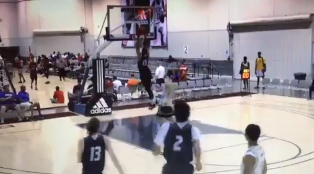 Aïe : Un lycéen détruit un panier lors d’un tournoi AAU