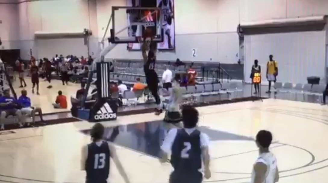 Aïe : Un lycéen détruit un panier lors d’un tournoi AAU