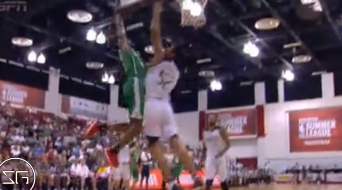 Jaylen Brown dunke sur un pivot de 2m18 en Summer League