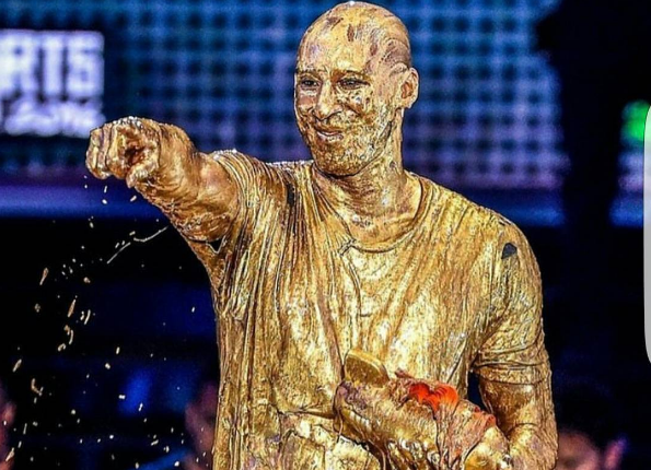 Kobe Bryant recouvert d’or à une cérémonie pour enfants