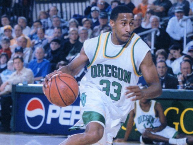 Les trick shots complètement dingues de l’ancien NBAer Alex Scales